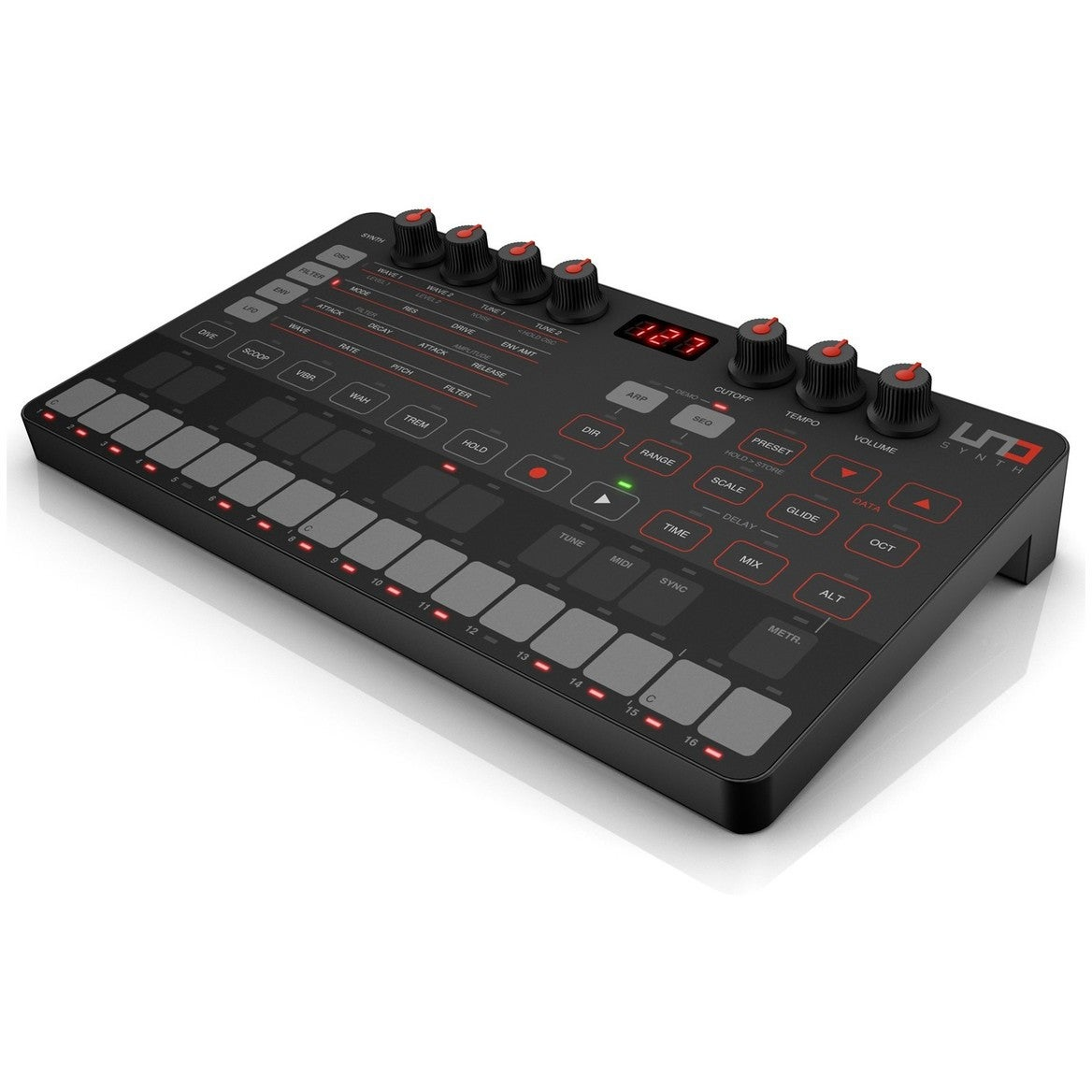 Ein schwarzer Synthesizer mit roten Reglern, Knöpfen und einem digitalen Display auf weißer Oberfläche.