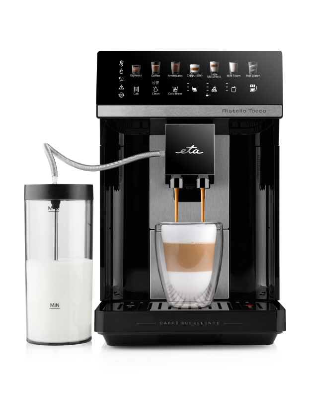 Moderne schwarze Kaffeemaschine mit Milchbehälter und einer Tasse schichtiger Latte Macchiato.