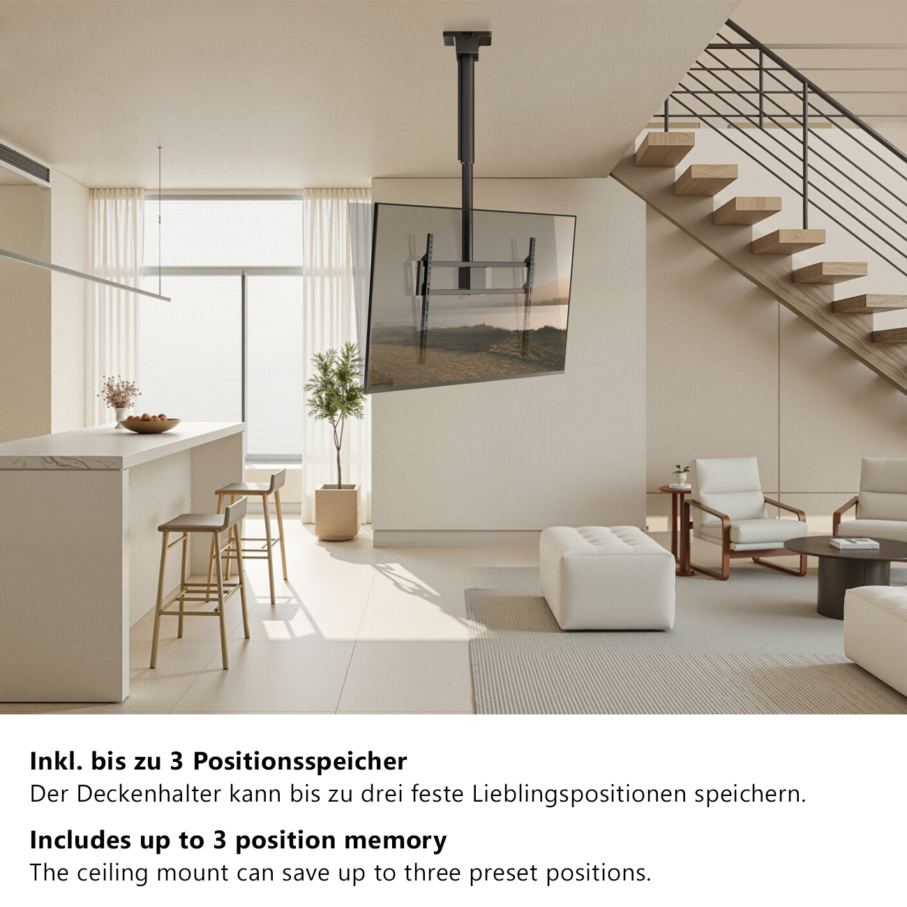 Ein moderner Fernseher hängt an einer Deckenhalterung in einem hellen, offenen Wohnzimmer mit Treppe und Küche.
