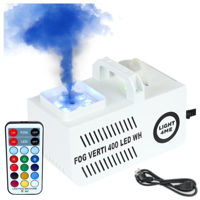 Eine weiße Light4Me Fog Verti 400 LED WH Nebelmaschine mit Fernbedienung, Stromkabel und blauem Nebel.