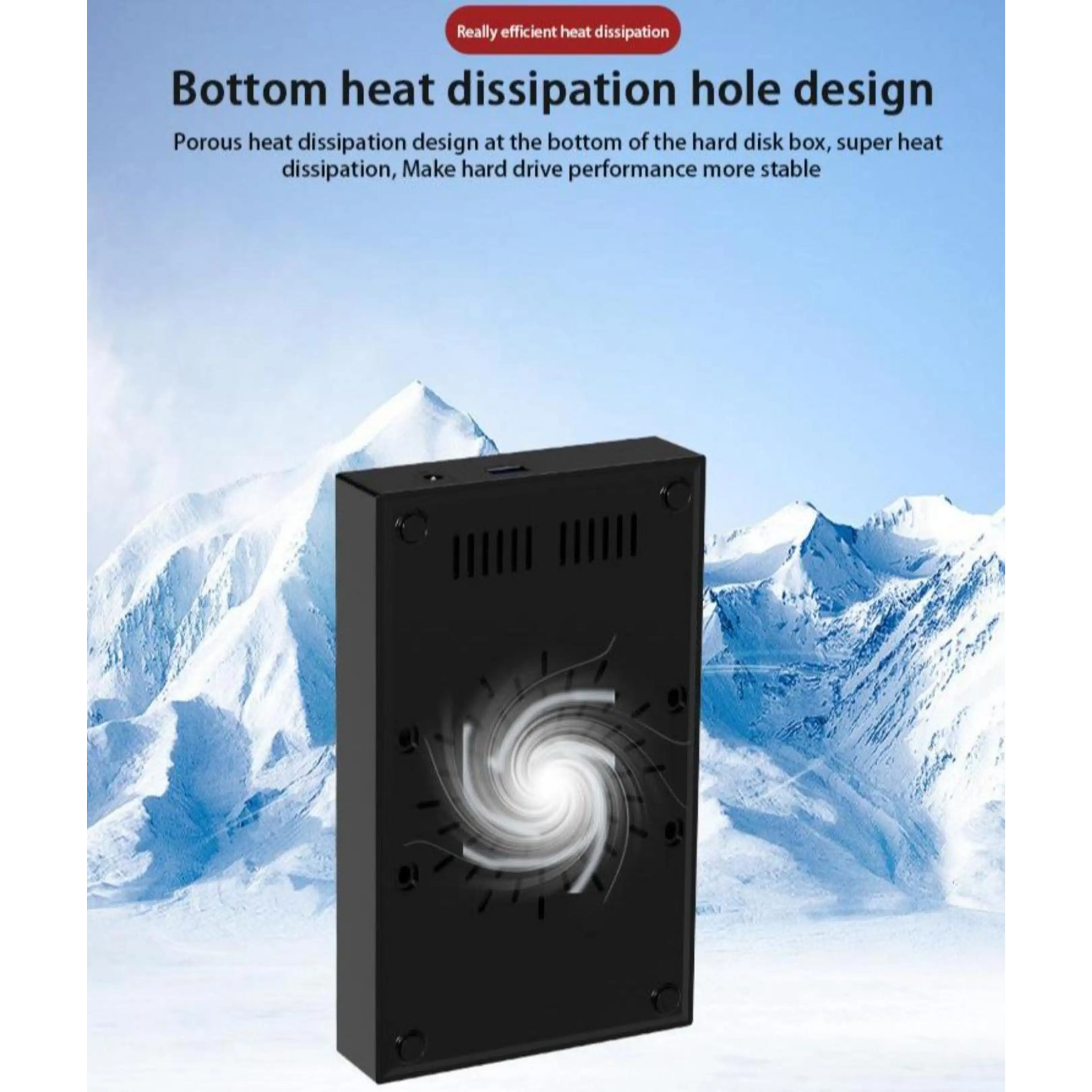Ein schwarzes Festplattengehäuse vor einer verschneiten Berglandschaft zeigt die effiziente Kühlungsfunktion.