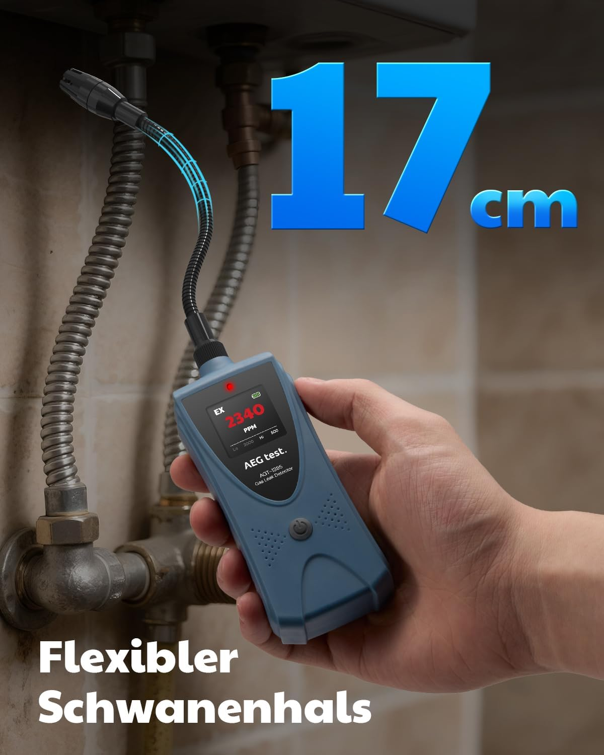 Hand hält blauen Gasdetektor mit flexiblem Schwanenhals an Rohren.