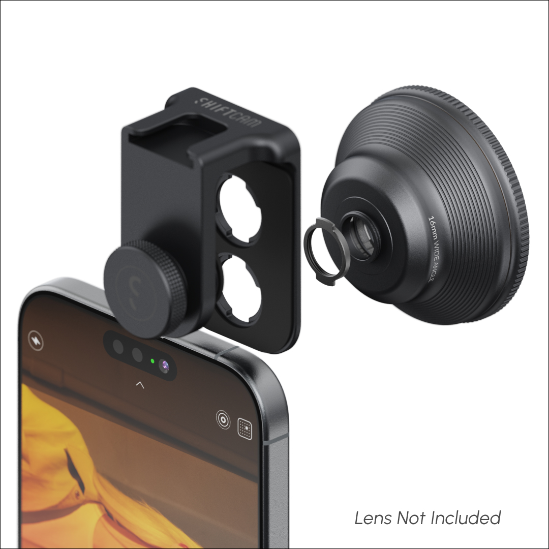 Smartphone mit befestigter schwarzer ShiftCam Halterung und separatem Weitwinkelobjektiv auf weißem Hintergrund.