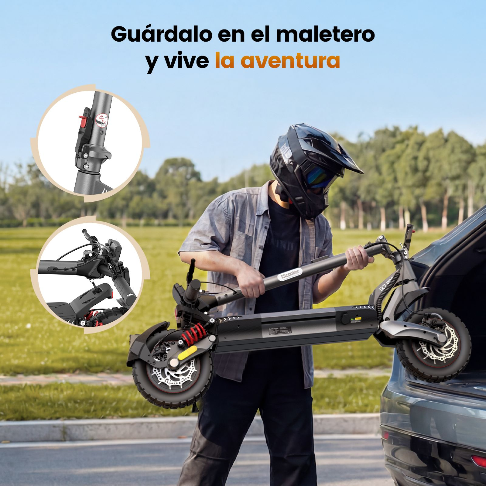 Un hombre con casco carga un patinete eléctrico plegable en el maletero de un coche.