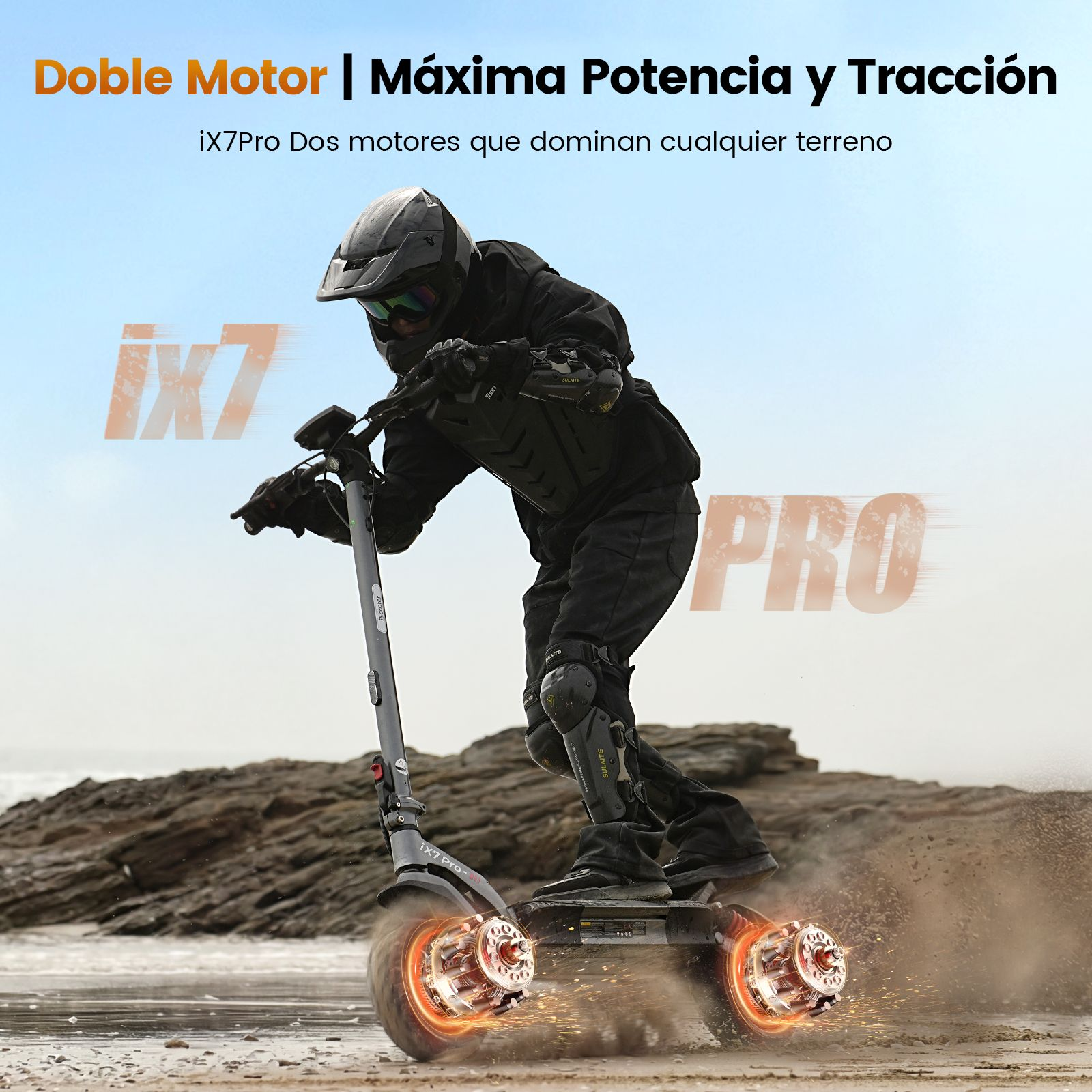 Un motociclista con casco conduce un patinete eléctrico en una playa, con los motores brillantes.