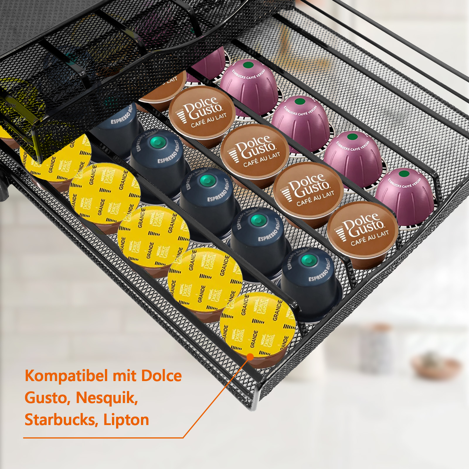 Ein schwarzer Metallkorb ist mit bunten Kaffeekapseln gefüllt, Text unten.