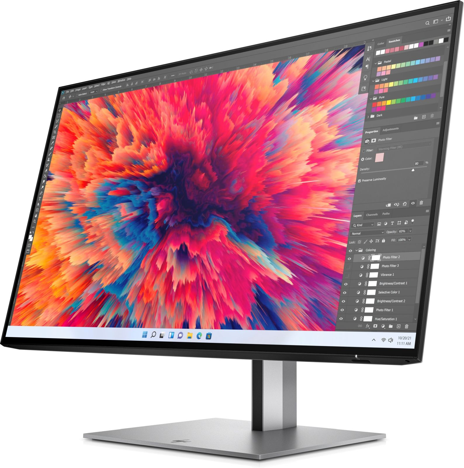 Un monitor moderno che mostra un salvaschermo astratto colorato e un software di fotoritocco.