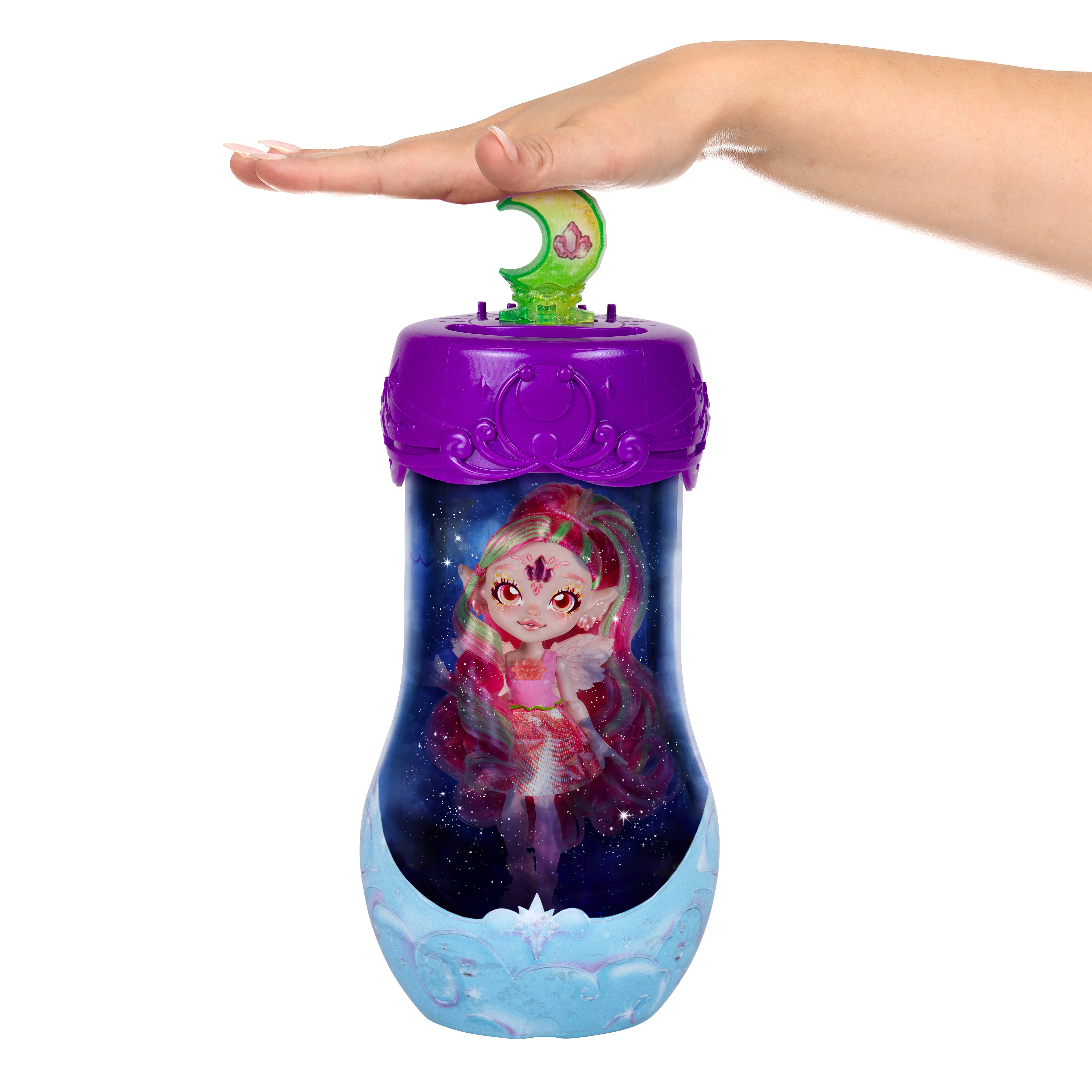 Eine Hand schwebt über einer violetten Spielzeugflasche mit grünem Mondsicheldeckel und zeigt eine Fee im Inneren.