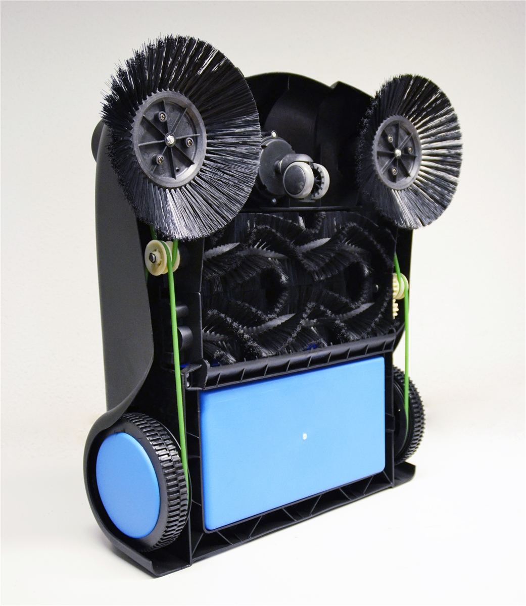 Die Unterseite eines schwarzen Bodenstaubsaugers mit zwei runden Bürsten, blauen Akzenten und Zahnriemen.