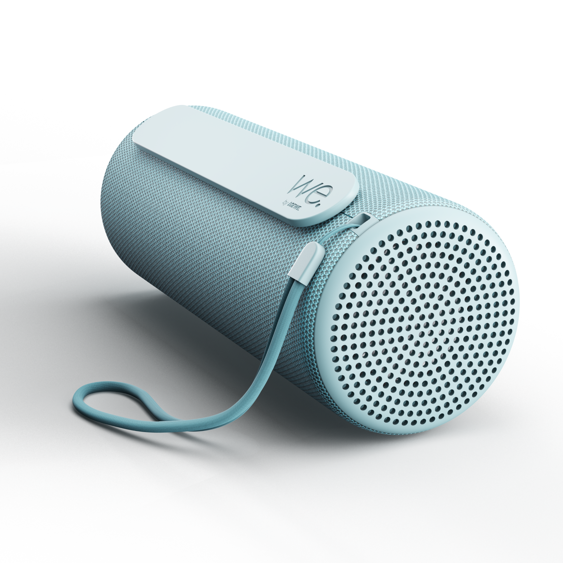 Ein hellblauer, zylindrischer Bluetooth-Lautsprecher mit Stoffgewebe und Trageschlaufe vor weißem Hintergrund.