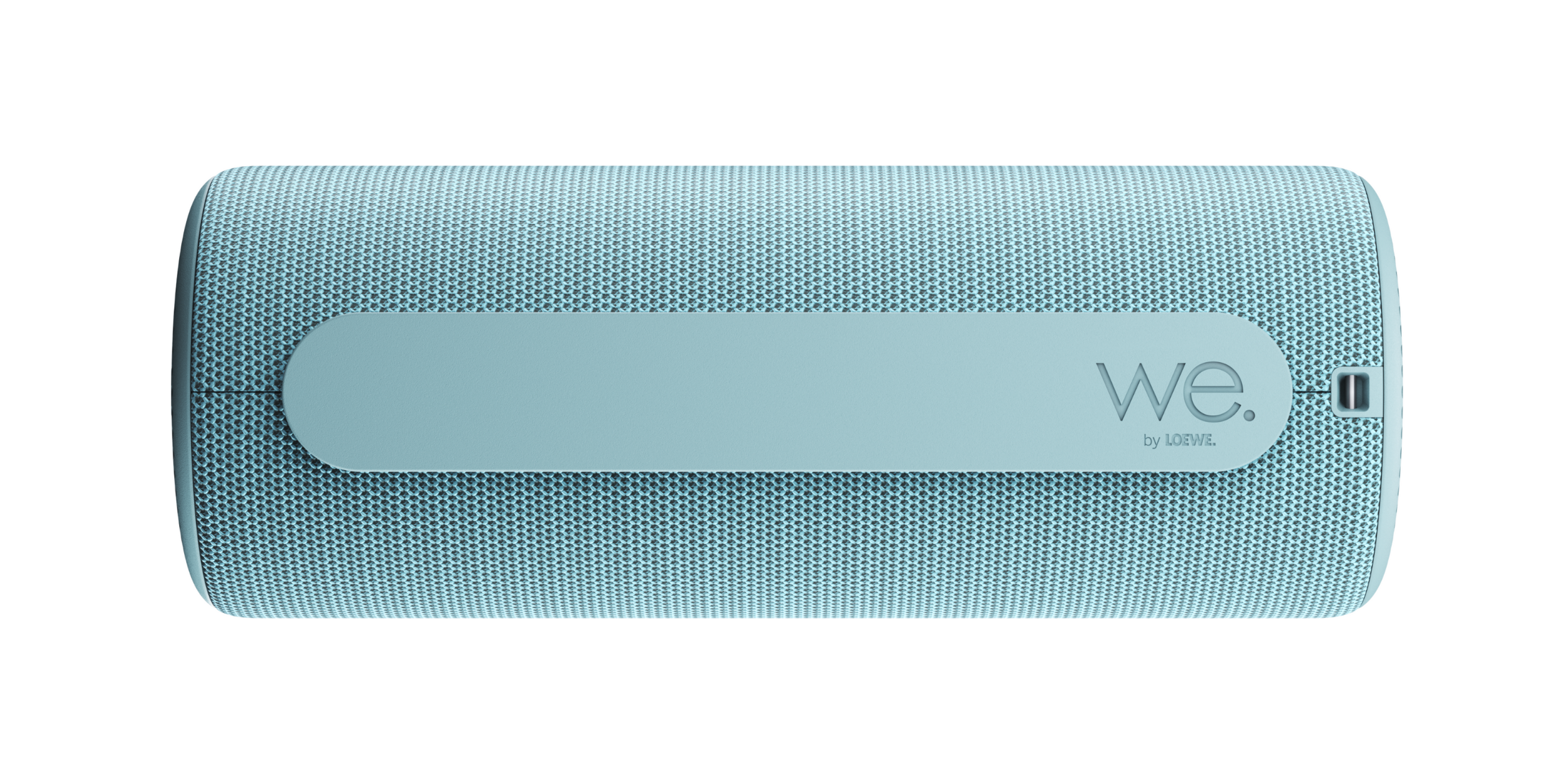 Ein zylindrischer, hellblauer Loewe Bluetooth-Lautsprecher mit Stoffbezug auf weißem Hintergrund.