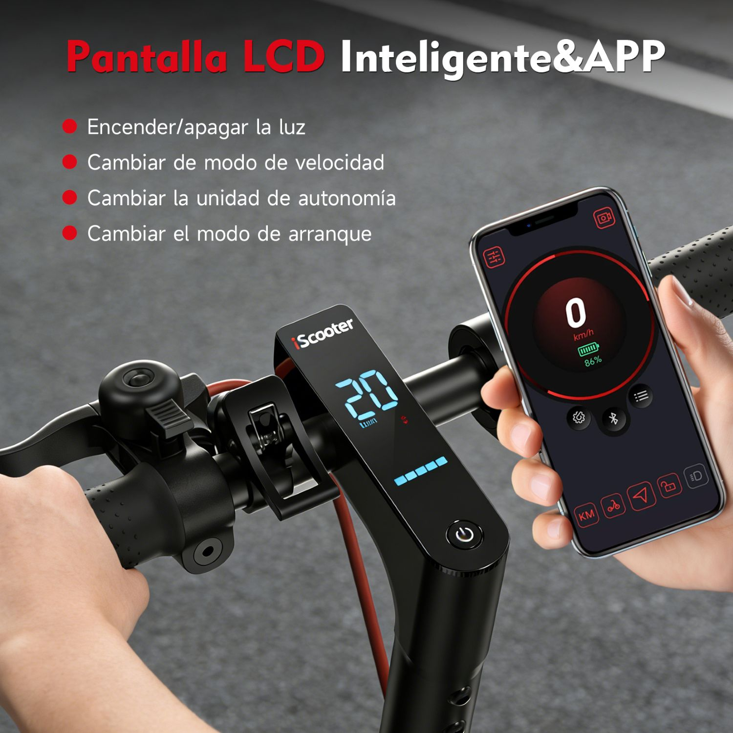 Manillar de patinete eléctrico con pantalla LCD que muestra 20; una mano sostiene un smartphone con app.