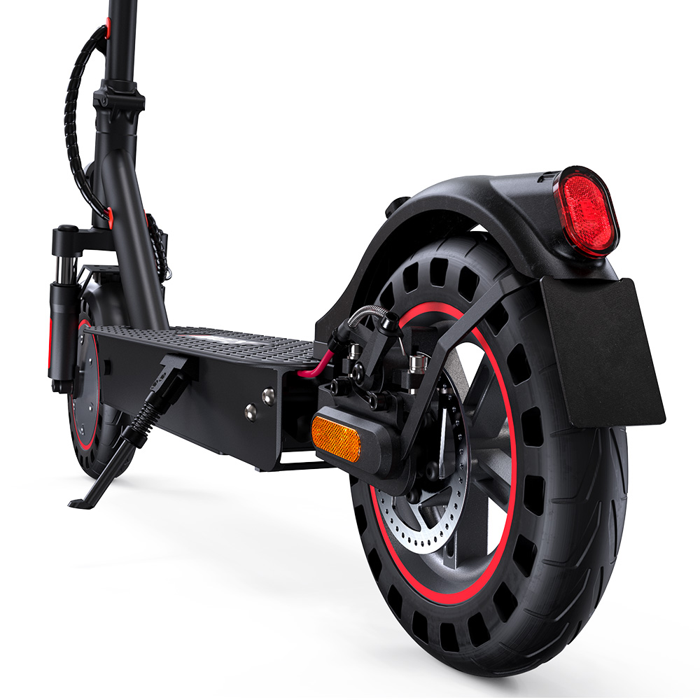 Un patinete eléctrico negro con detalles rojos, pata de cabra y luz trasera roja sobre fondo blanco.