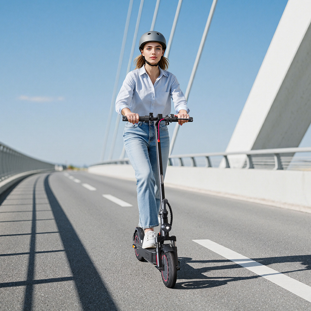 Una mujer con casco monta en un patinete eléctrico por un puente soleado.