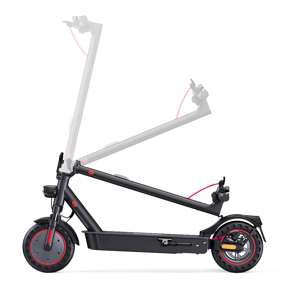Un patinete eléctrico negro con detalles rojos plegado, mostrando un contorno gris de su posición abierta.
