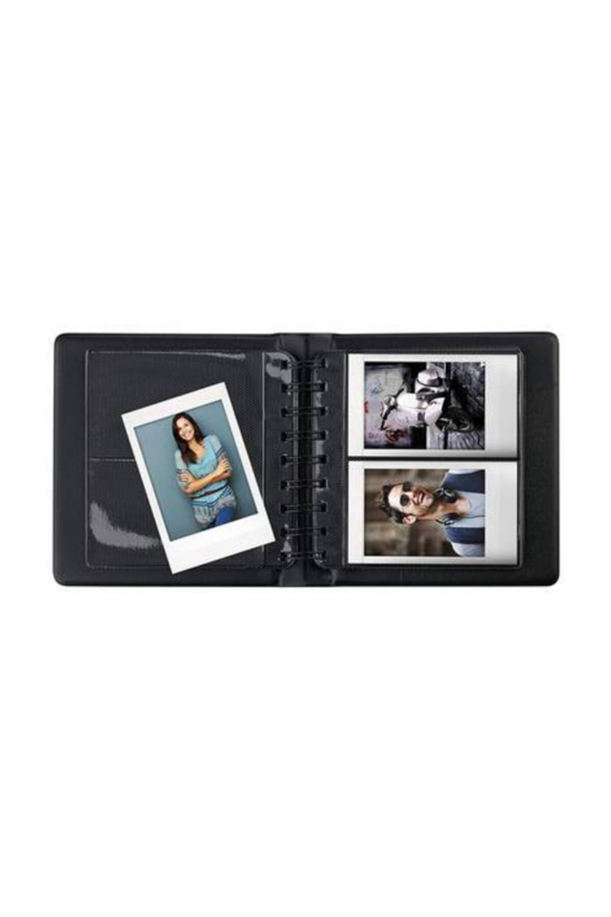 Sayfalarında insanları ve bir motosikleti gösteren polaroid fotoğrafların bulunduğu açık siyah fotoğraf albümü.