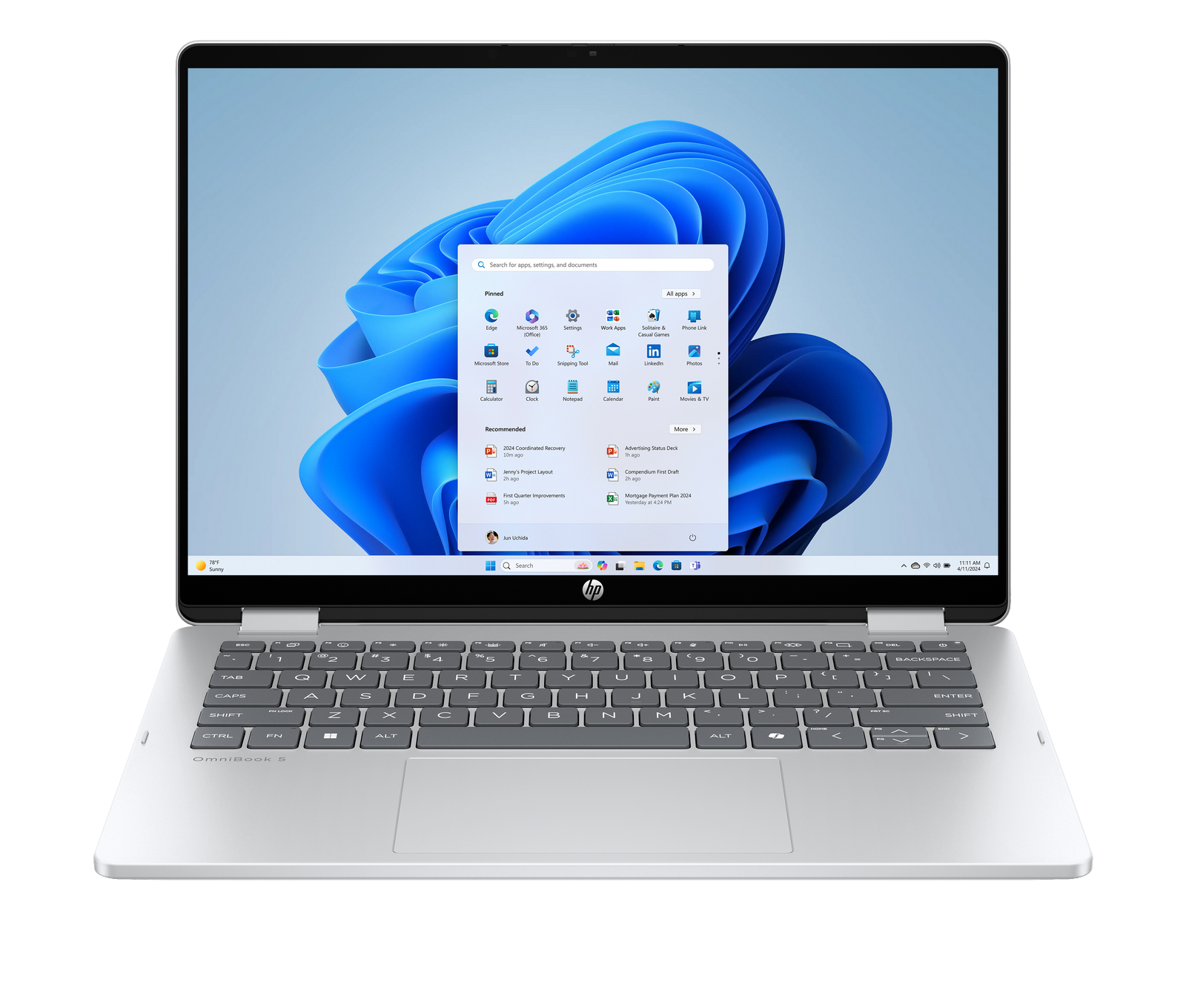 Notebook argentato HP OmniBook 5 con menu Start di Windows 11.