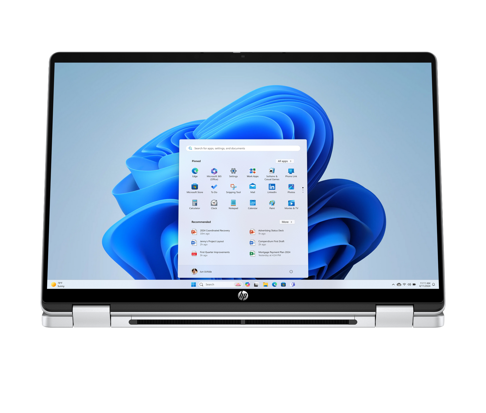 Un laptop HP mostra il desktop di Windows 11 con sfondo blu e il menu Start aperto.