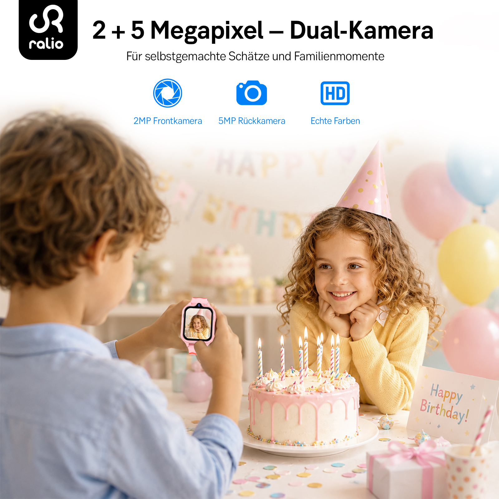 Ein Kind fotografiert ein anderes Mädchen mit einer Smartwatch vor einer Geburtstagstorte mit Kerzen.