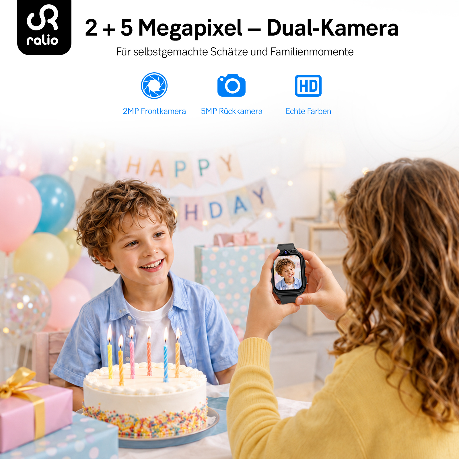 Ein Mädchen fotografiert einen Jungen, der vor einer Geburtstagstorte mit brennenden Kerzen sitzt.