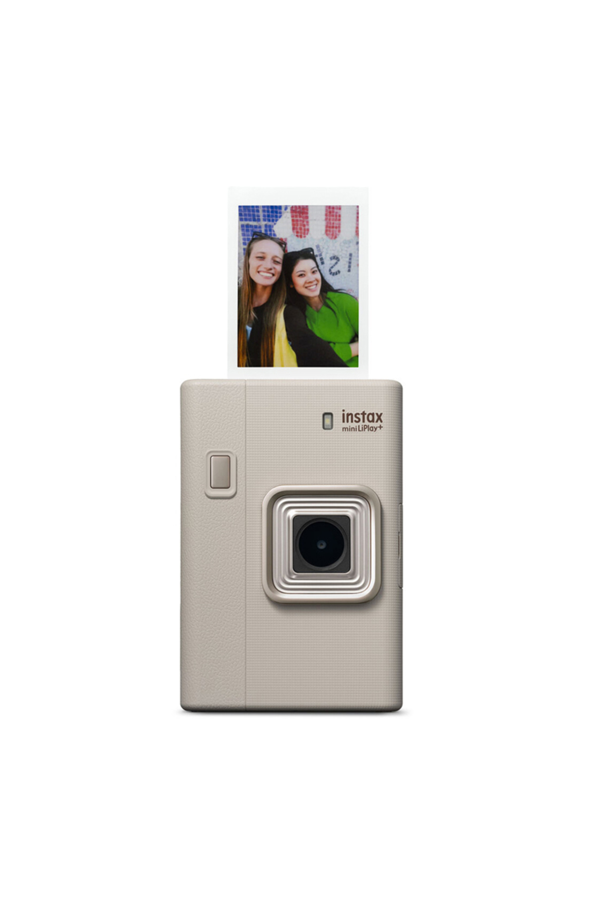 İki gülümseyen kadının basılı fotoğrafını çıkaran bej renkli Instax mini LiPlay+ kamera.