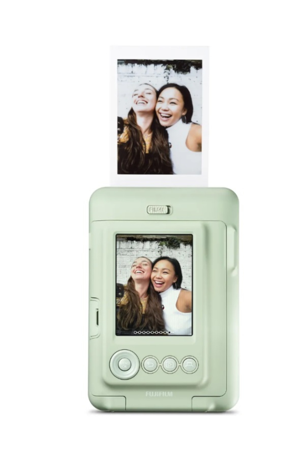 Açık yeşil bir Fujifilm anlık kamera, LCD ekranında ve basılı fotoğrafta gülen iki kadını gösteriyor.
