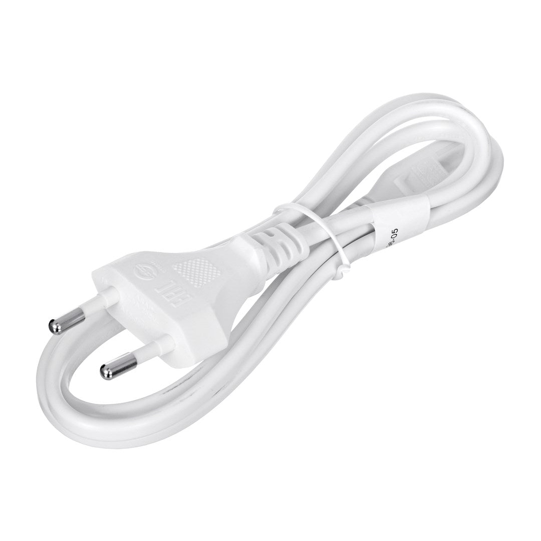Zwinięty biały kabel zasilający z wtyczką europejską na białym tle.