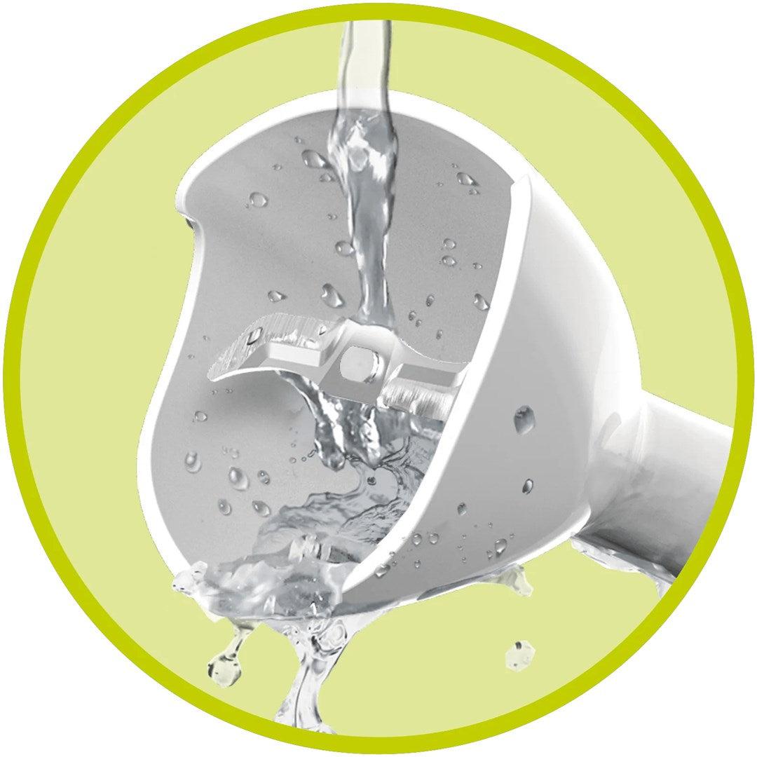 L'acqua viene versata sulle lame in acciaio inossidabile di un frullatore a immersione bianco.