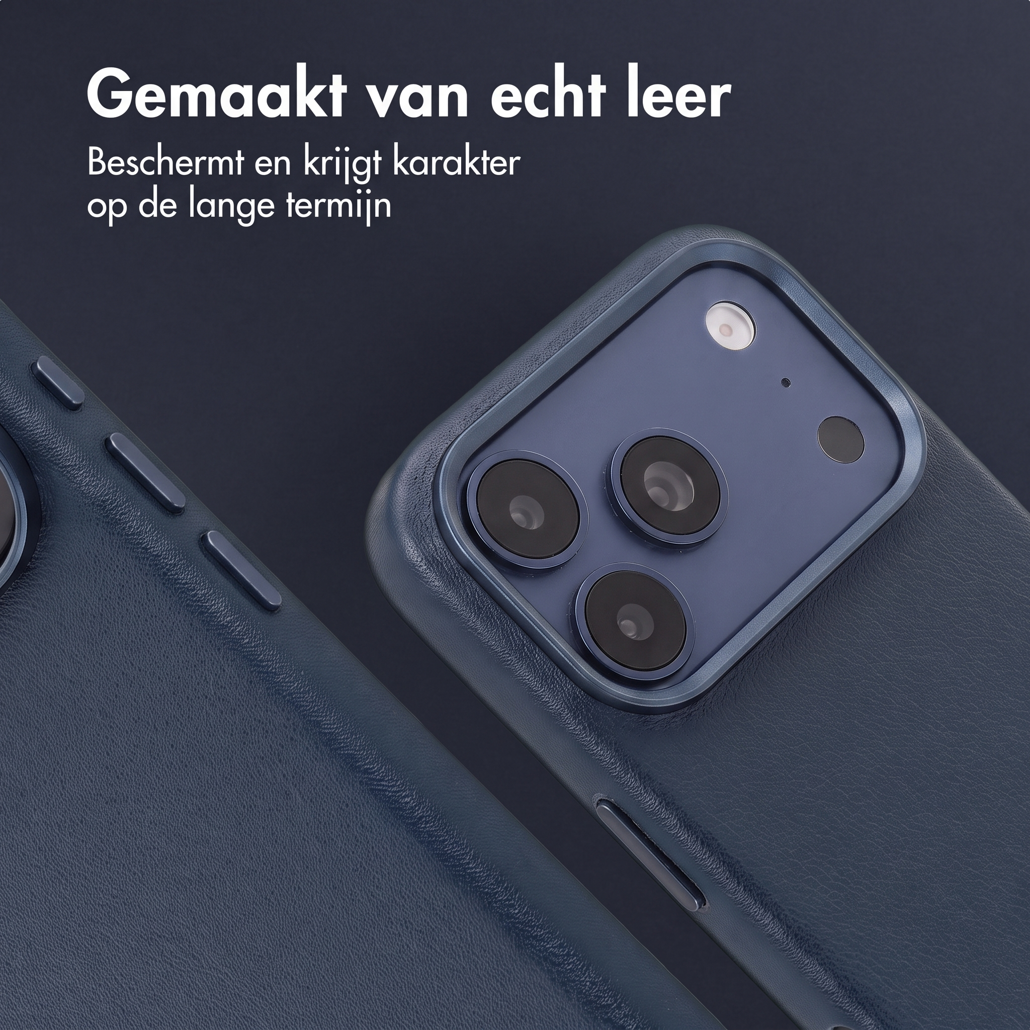 Coque de smartphone en cuir bleu montrant la découpe de l'appareil photo et du texte sur fond sombre.