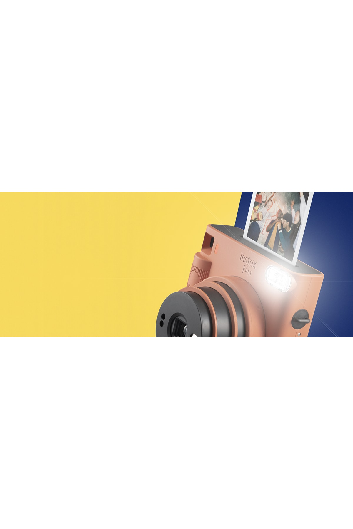 Sarı ve mavi arka plan önünde fotoğraf çıkaran şeftali rengi bir Instax SQ1 anında çekim kamerası.