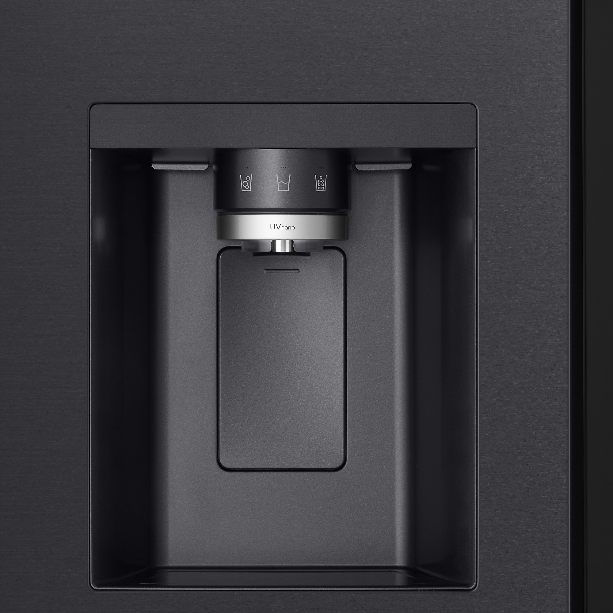 Ein schwarzer Kühlschrank-Wasser- und Eisspender mit UVnano-Etikett und Tasten.