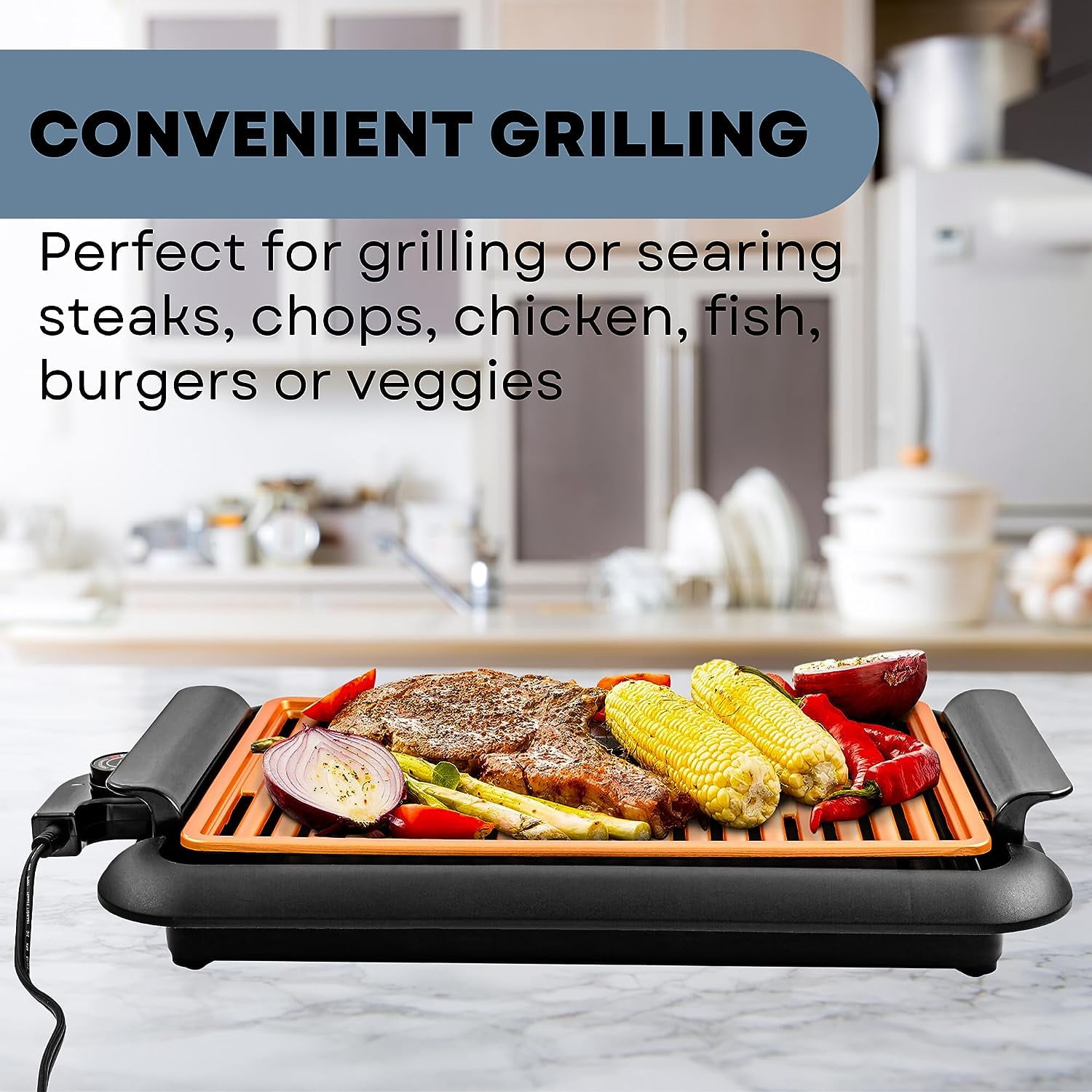 Ein elektrischer Grill auf einer Arbeitsplatte mit Fleisch, Maiskolben, Zwiebeln und Paprika.