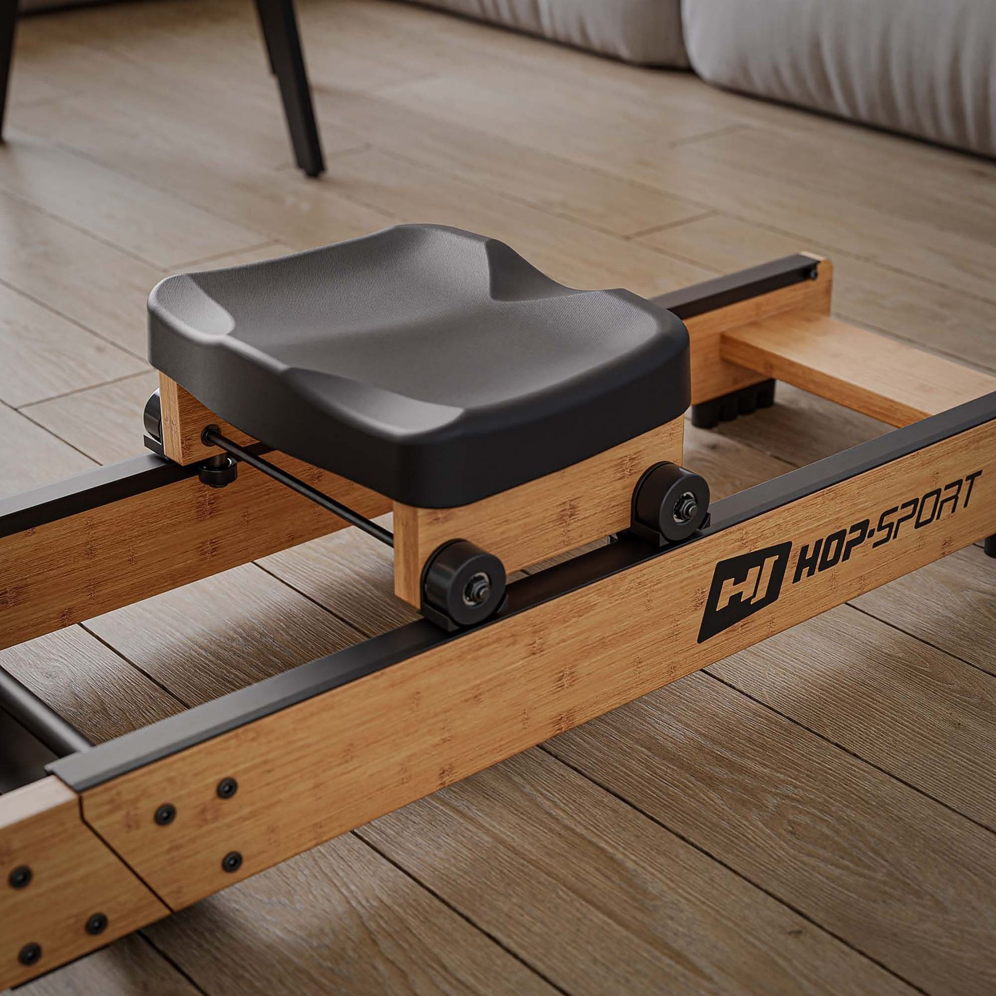 Ein schwarzer Sitz auf einem Holz-Rudergerät mit dem Markenlogo Hop-Sport auf dem Holzboden.