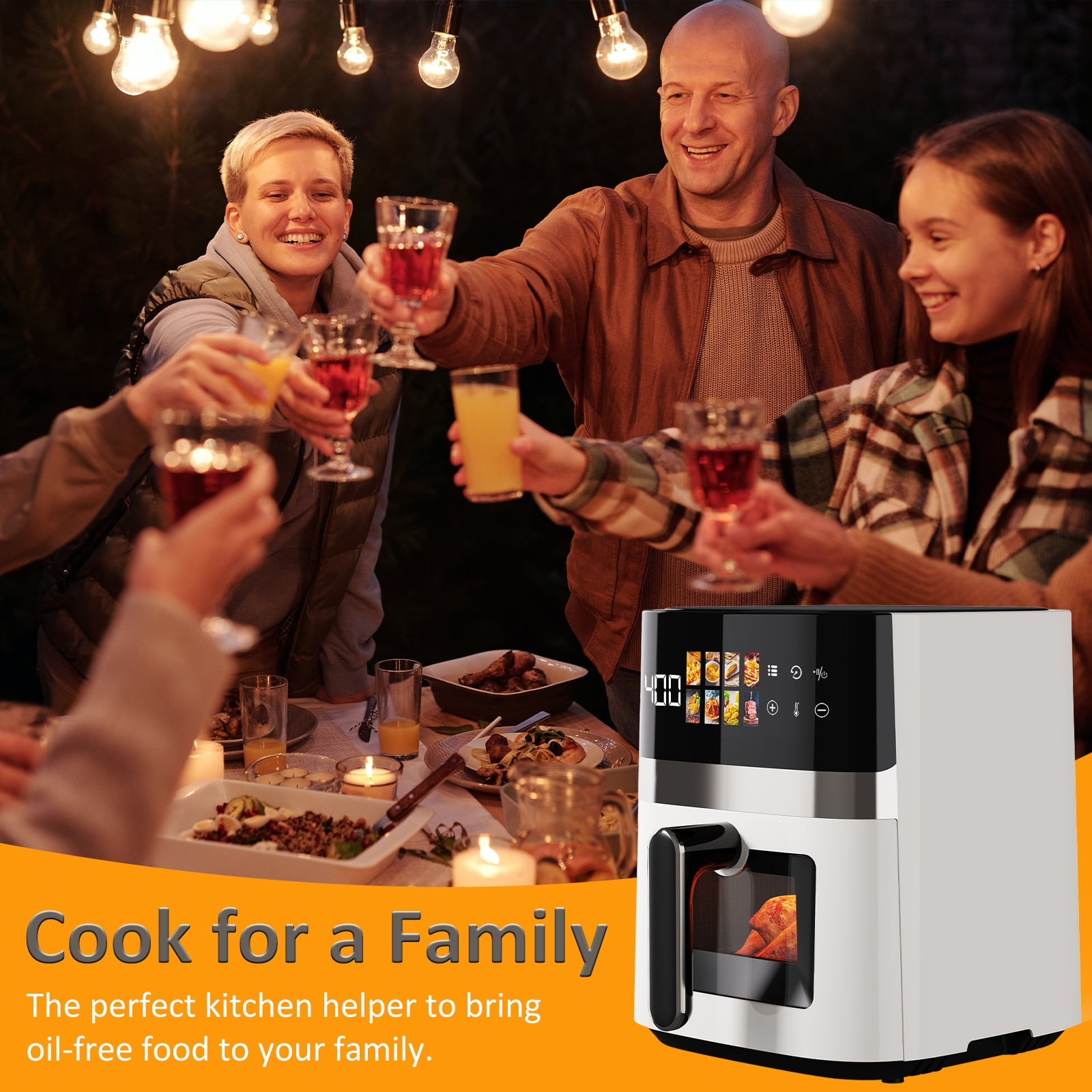 Eine Familie feiert nachts mit Getränken, davor steht eine moderne weiße Heißluftfritteuse.