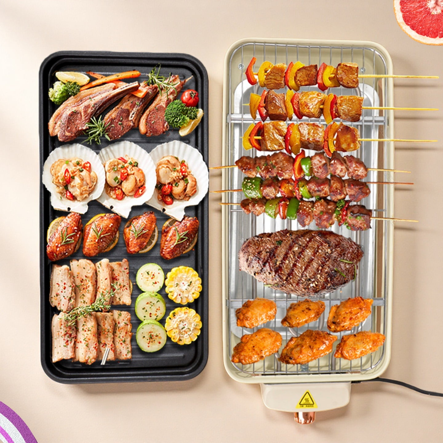 Zwei Elektrogrills mit Fleisch, Meeresfrüchten, Spießen und Gemüse auf beige.