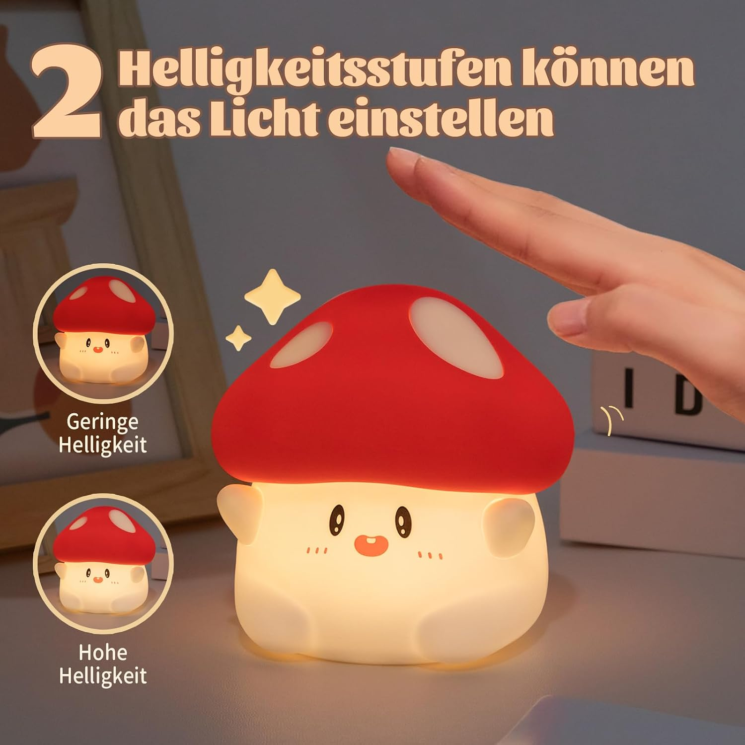 Eine Hand berührt eine niedliche, rot-weiße Pilzlampe mit zwei Helligkeitsstufen auf einem Tisch.