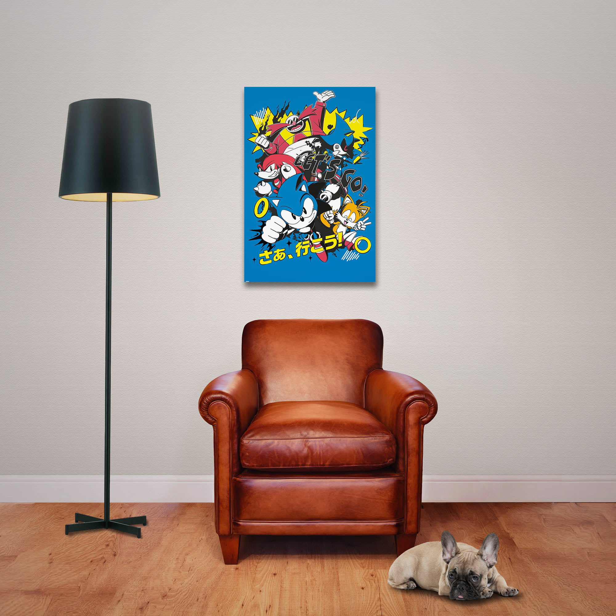Ein brauner Ledersessel, eine Stehlampe und ein kleiner Hund stehen in einem Raum vor einem blauen Sonic-Poster.