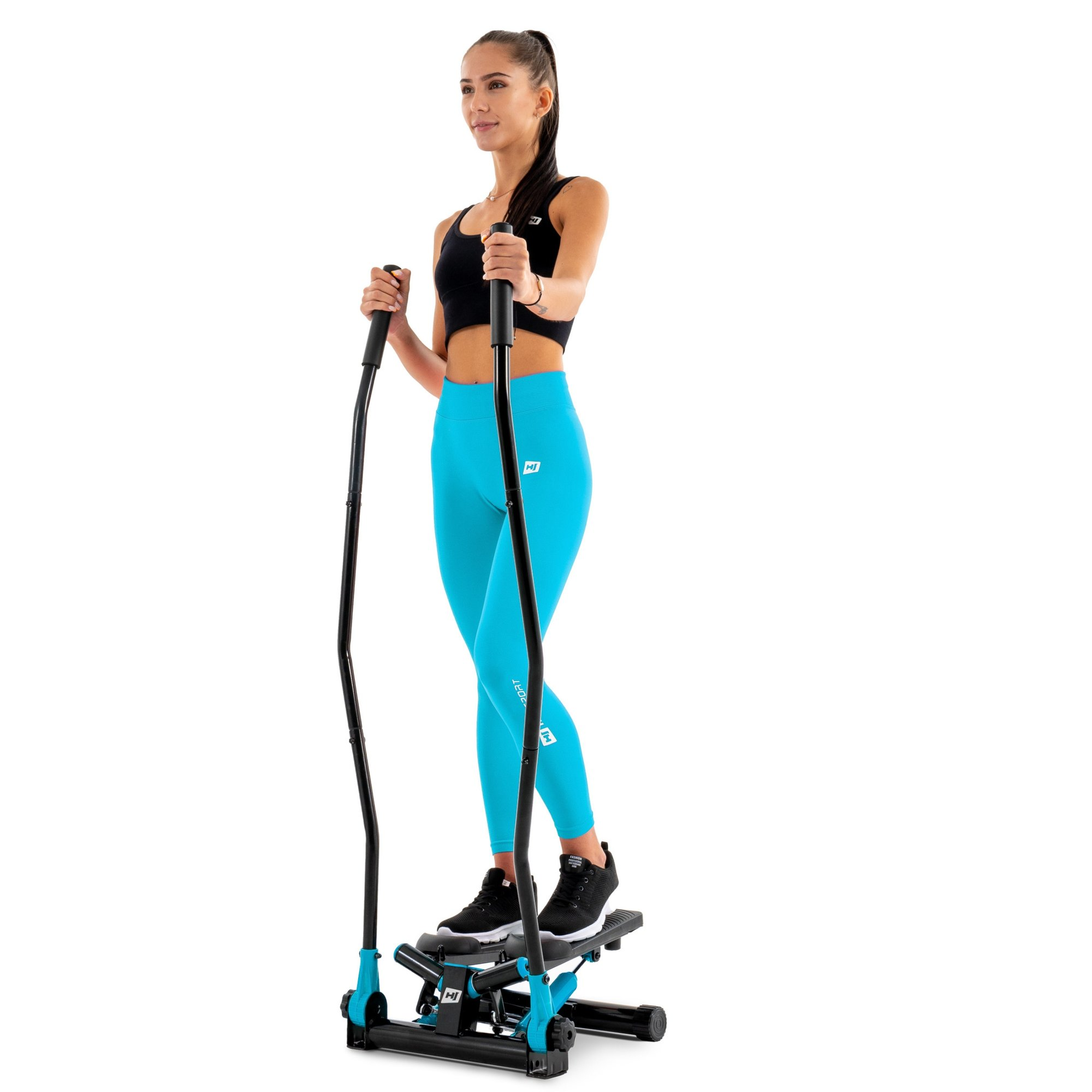 Eine Frau in Sportkleidung trainiert auf einem blauen Stepper vor weißem Hintergrund.