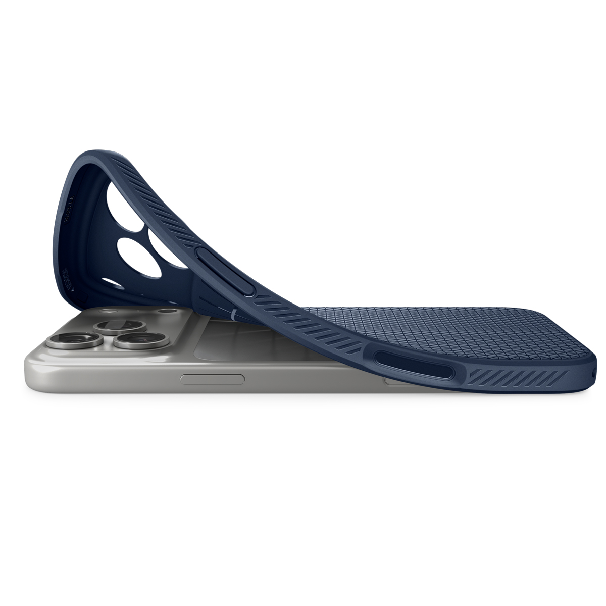 Een donkerblauw, getextureerd telefoonhoesje wordt op een zilveren smartphone geplaatst.