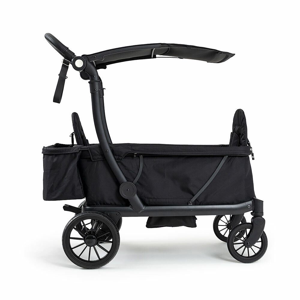 Ein schwarzer Kinderwagen mit Verdeck, Sitzen und großen Rädern auf weißem Hintergrund.