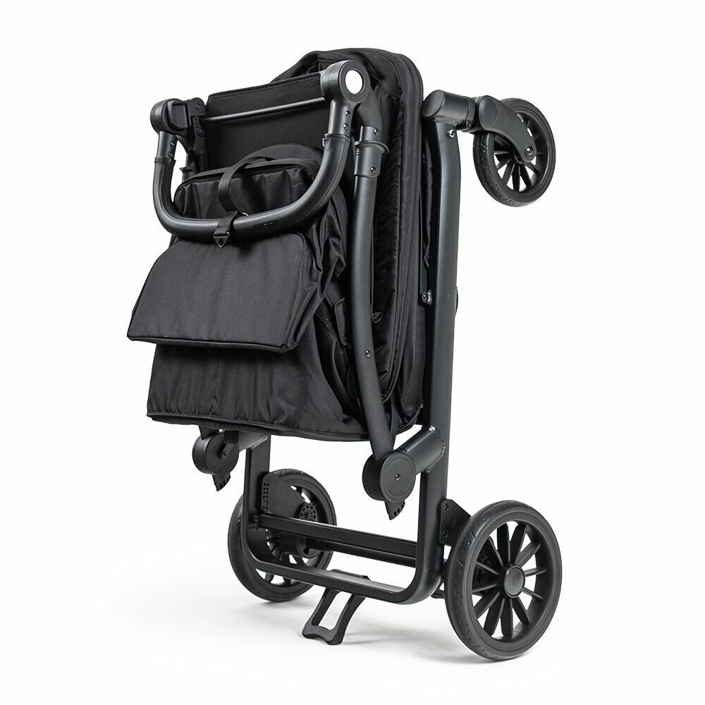 Ein zusammengeklappter schwarzer Kinderwagen steht auf einem weißen Hintergrund.