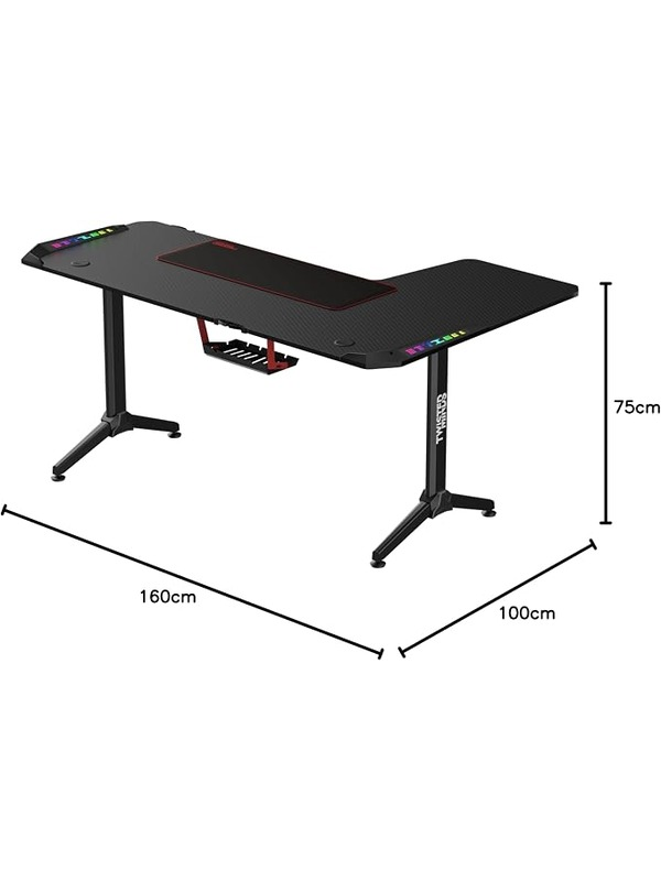 RGB aydınlatmalı ve ölçüleri olan siyah L şeklinde oyuncu masası.