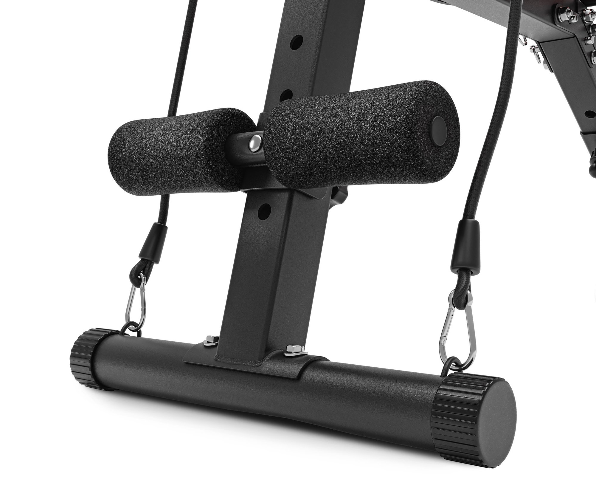 FitnessgerAt mit Schaumstoffrollen und Widerstandsbändern auf weißem Hintergrund.