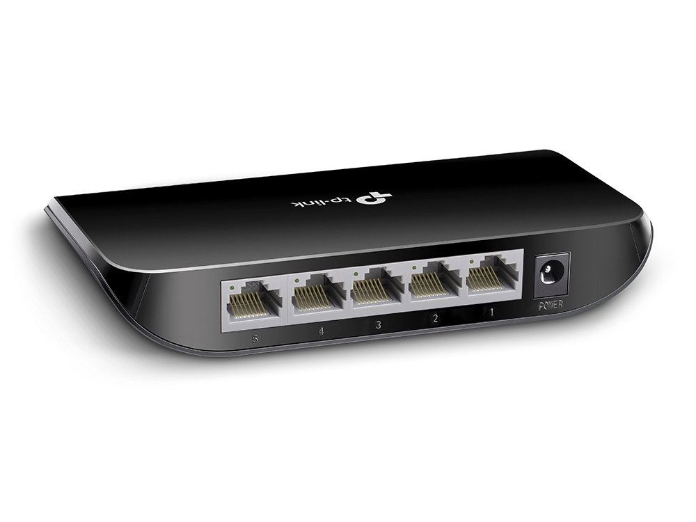 Uno switch di rete TP-Link nero con cinque porte Ethernet e un connettore di alimentazione su sfondo bianco.