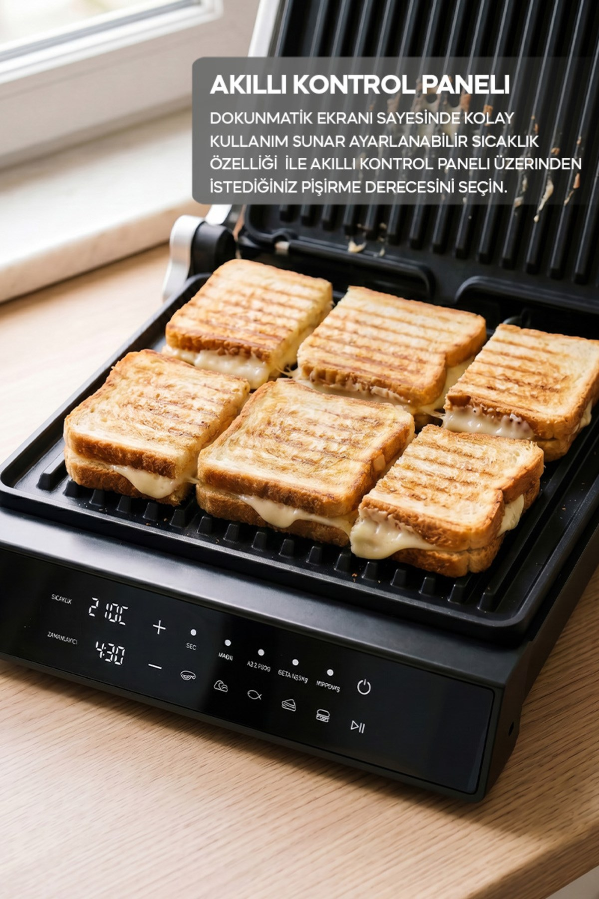 Elektrikli bir ızgarada erimiş peynirli altı tost.