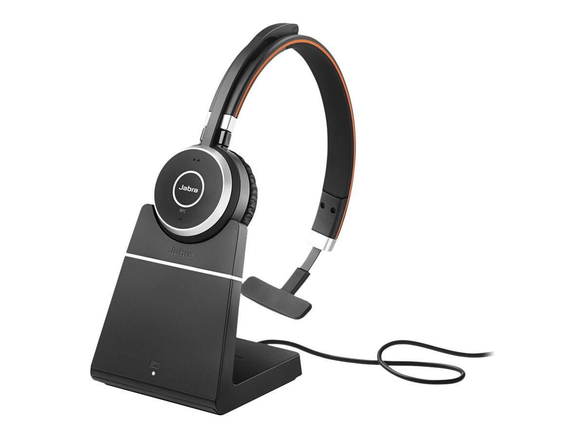 Casque Jabra noir sur une base de charge assortie avec câble connecté sur fond blanc.