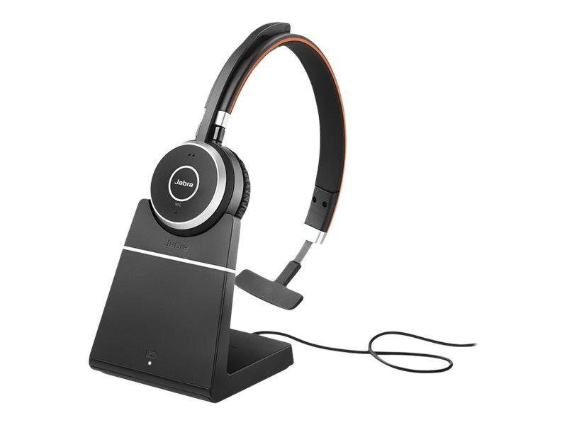 Un casque sans fil Jabra noir sur sa station de charge sur fond blanc.