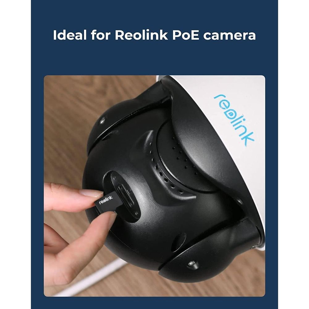 Une main insère une carte micro SD dans la fente d'une caméra Reolink PoE.