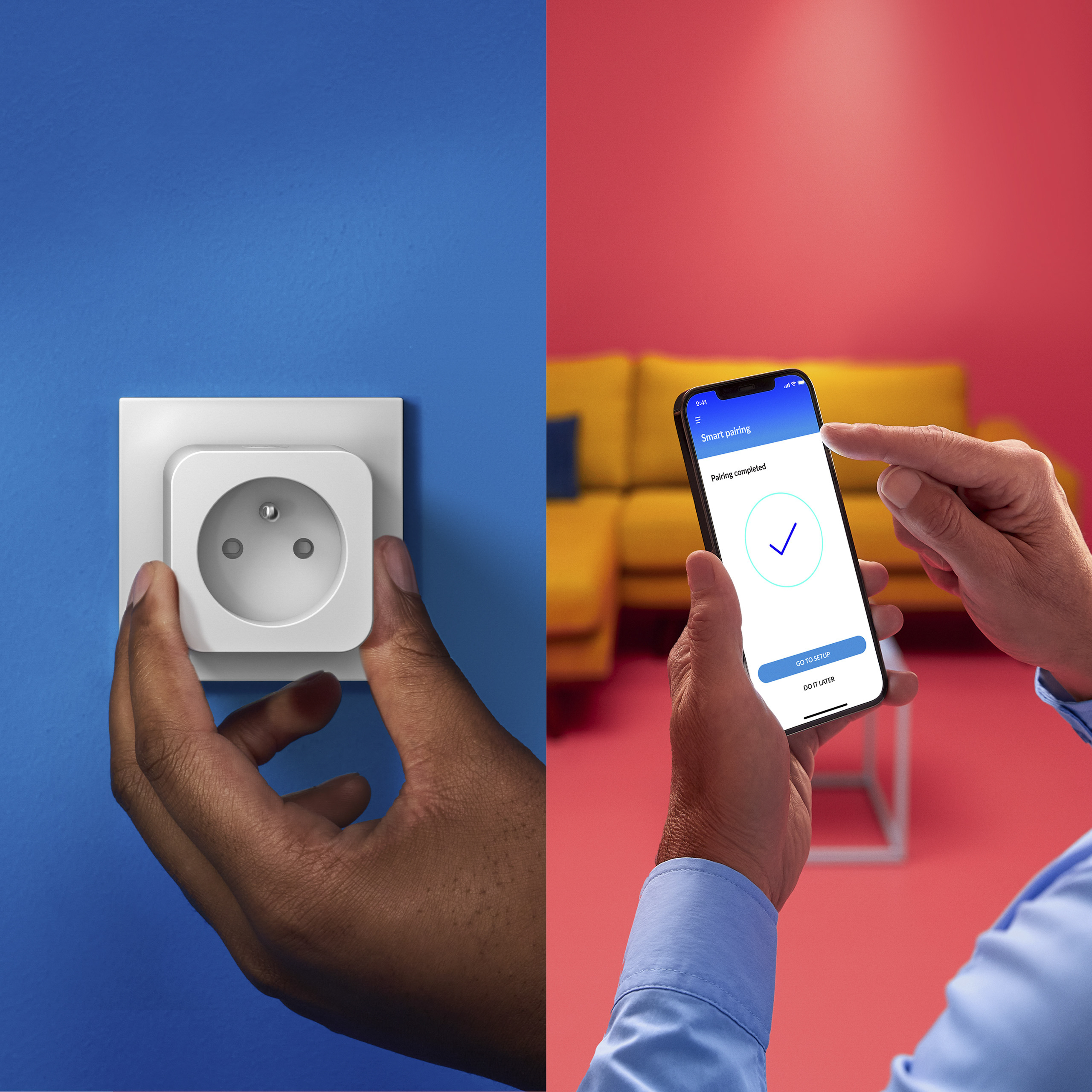Hand installeert slimme stekker en gebruikt smartphone-app voor roze muur.