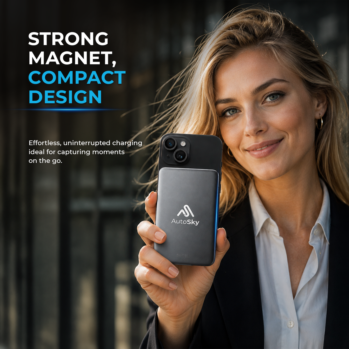 Una donna bionda tiene uno smartphone nero con una power bank magnetica AutoSky.